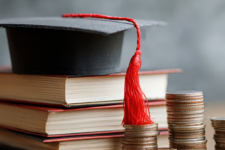 Mtze mit Bchern und Mnzen