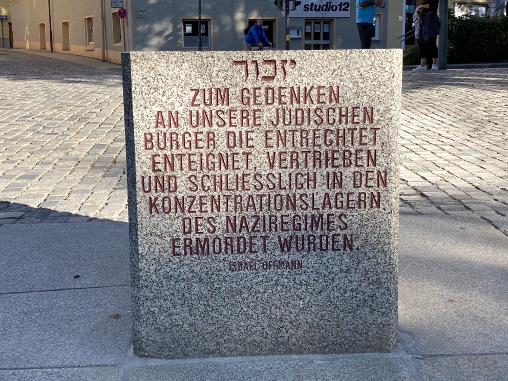 Nahaufnahme des Granitw&uuml;rfels mit Blickrichtung Stra&szlig;e