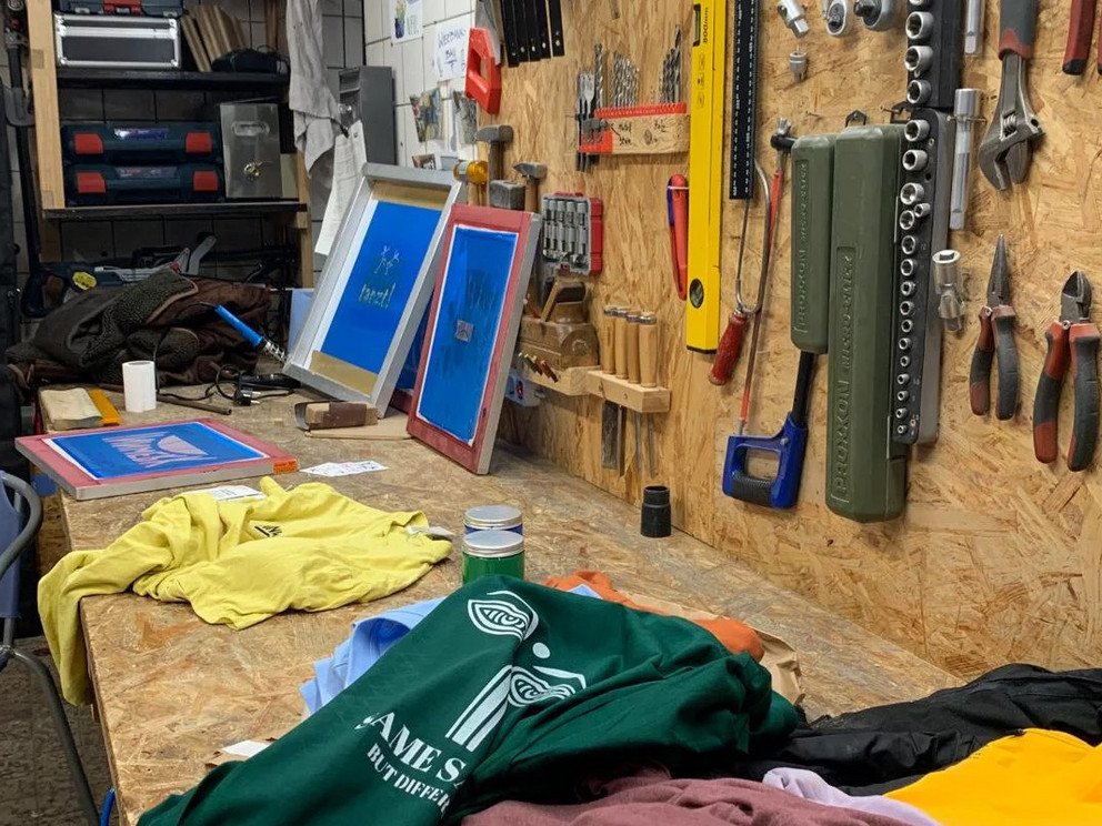 Kleidung auf der Werkbank