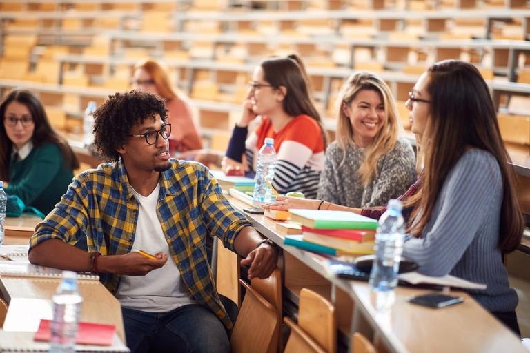 Studierende unterhalten sich im Hrsaal