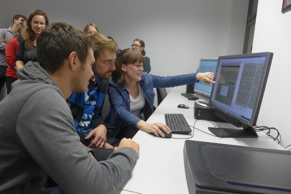 Das neu eingerichtete Passauer Labor hilft den Studierenden, besser zu verstehen, wie sie aus gedruckten Zeitungen n&uuml;tzliche digitale Produkte gewinnen k&ouml;nnen.