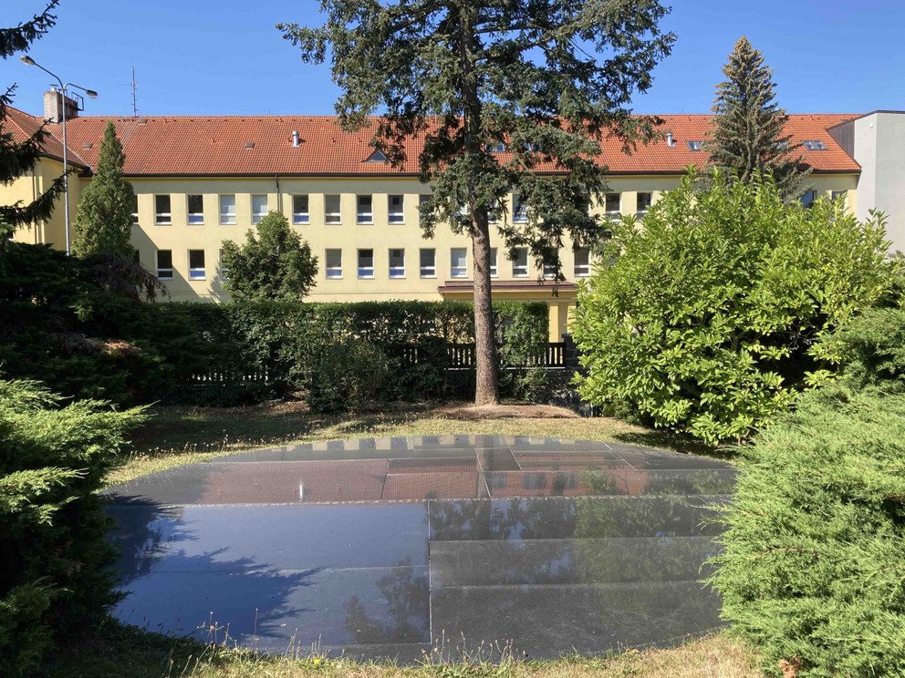 Fotografie pomn&iacute;ku a vily