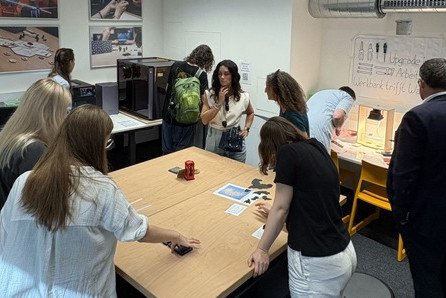 Die Gäste konnten sich an verschiedenen Stationen versuchen und den MakerSpace erkunden. Foto: Anneliese Fraser