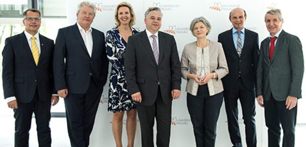 Christoph Helmschrott, Prof. Sigmund Gottlieb, Simone Tucci-Diekmann, Dr. Achim Dilling, Prof. Dr. Carola Jungwirth, Thomas Werrlein, Prof. Dr. Walter Schweitzer (von links) Christoph Helmschrott, Prof. Sigmund Gottlieb, Simone Tucci-Diekmann, Dr. Achim Dilling, Prof. Dr. Carola Jungwirth, Thomas Werrlein, Prof. Dr. Walter Schweitzer (von links)