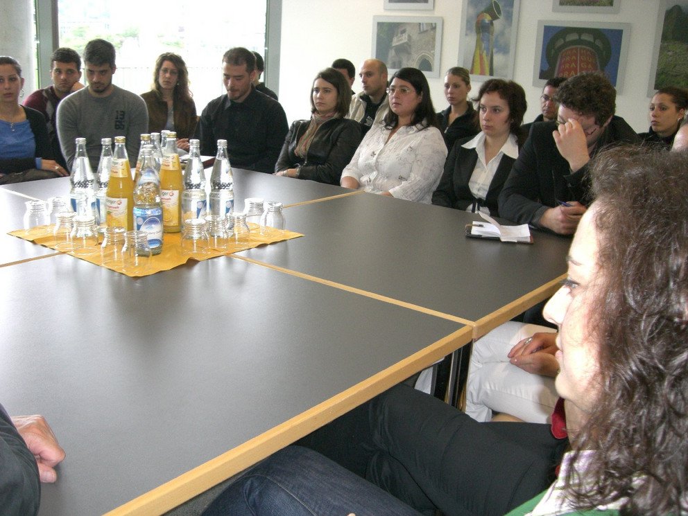 Prof. Dr. Franz Lehner (von links), der regelm&auml;&szlig;ig an bulgarischen Universit&auml;ten lehrt, Vizepr&auml;sident Prof. Dr. Ulrich Manthe, Stefan Filipov, der im Namen der bulgarischen Studierenden der Vizepremierministerin Dr. Meglena Plugtschieva einen Blumenstrau&szlig; &uuml;berreichte, MdL Konrad Kobler und Universit&auml;tspr&auml;sident Professor Dr. Walter Schweitzer.