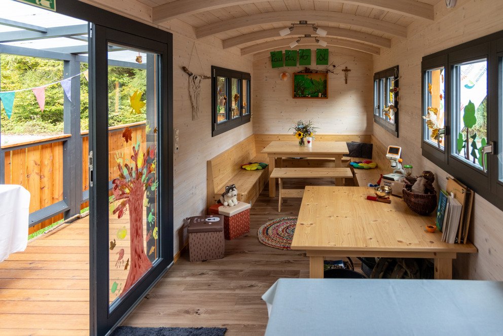 Innenraum des Kindergartenwagens am Parkplatz Ingling