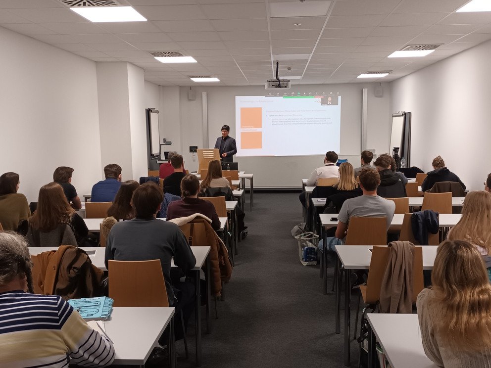 Blick auf die Präsentation mit den Teilnehmenden