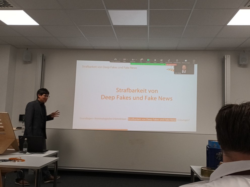 Prof. Valerius vor der Präsentation