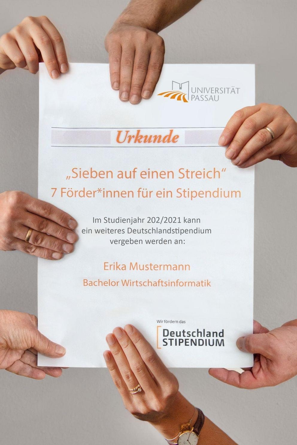 7 Hände halten eine Urkunde des Deutschlandstipendiums 7 Hände halten eine Urkunde des Deutschlandstipendiums