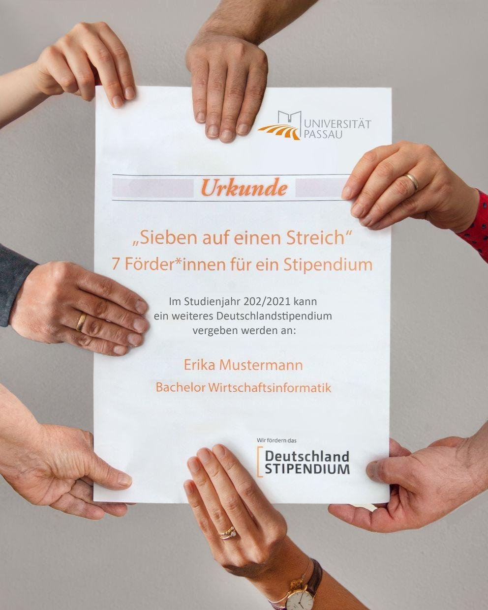 Sieben Hände halten eine Urkunde des Deutschlandstipendiums Sieben Hände halten eine Urkunde des Deutschlandstipendiums