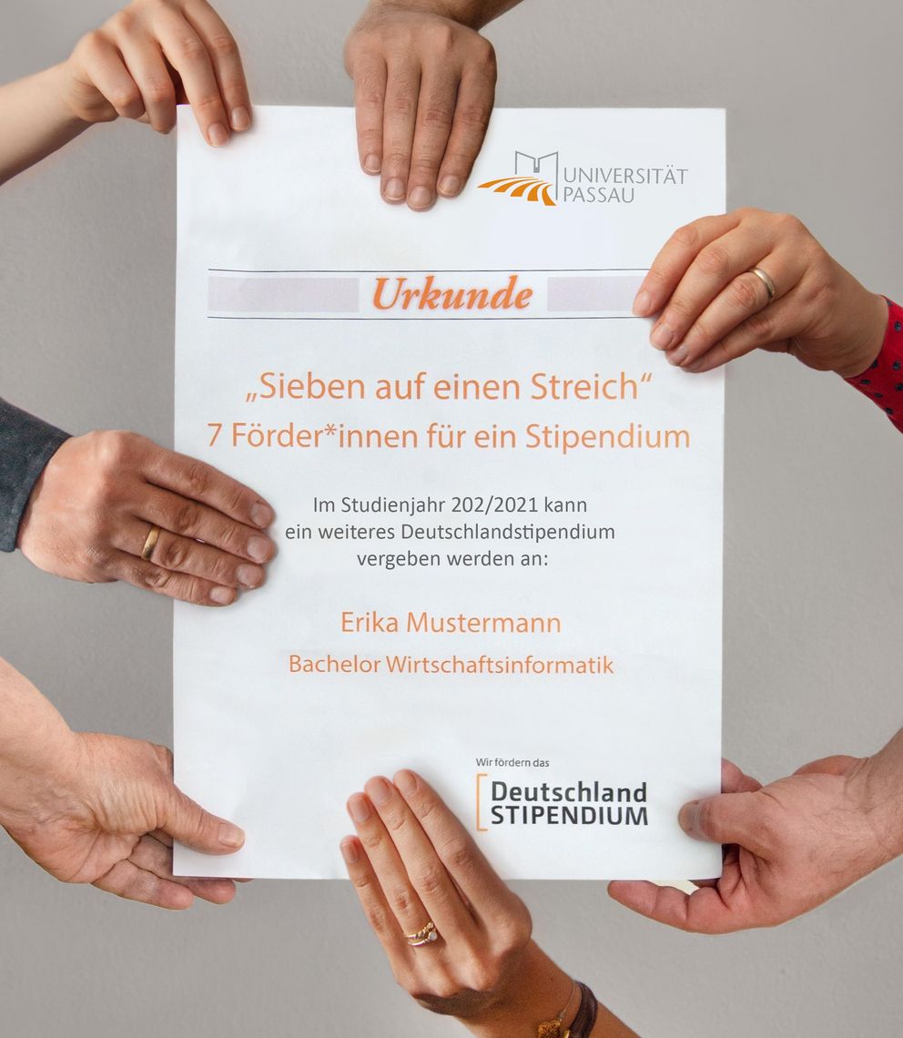 Sieben Hände halten eine Urkunde des Deutschlandstipendiums