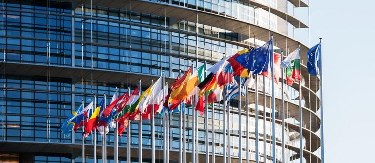 Viele Flaggen vor dem Europäischen Parlament.