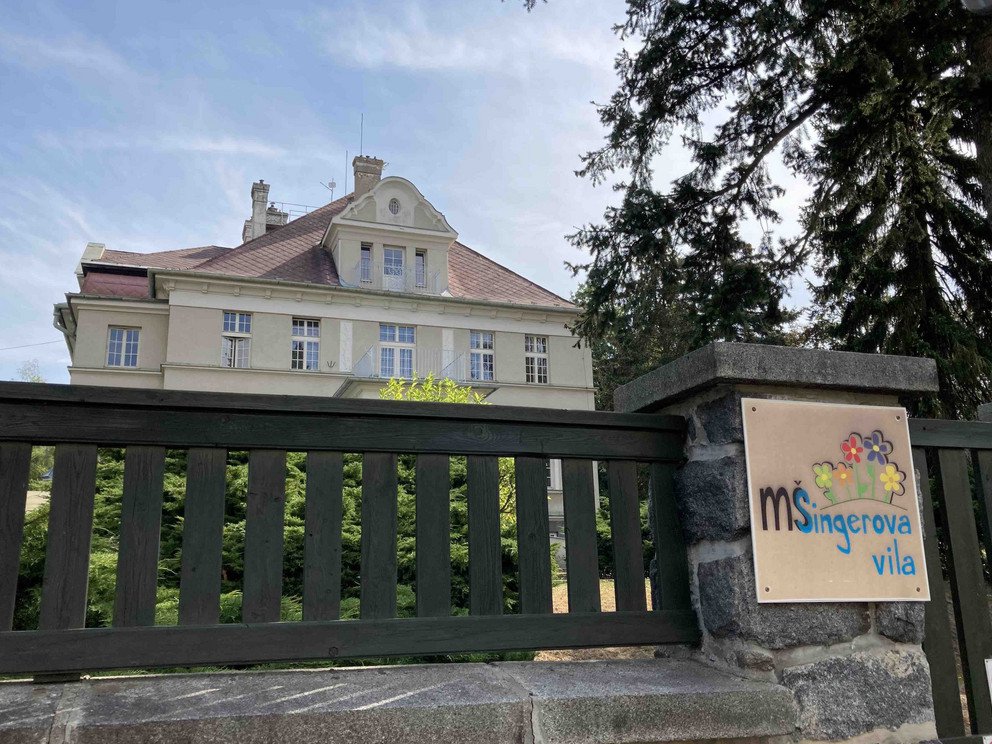 Fotografie pomn&iacute;ku a vily