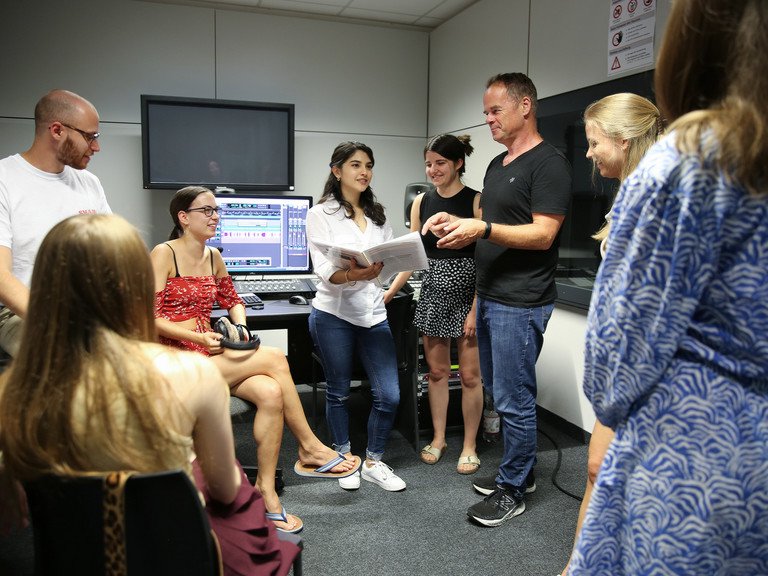 Das Podcast-Team im Studio von links nach rechts: Anna Doblinger, Tim Hekimoglu, Lucia Haas, Angie Acosta Ruiz, Dora Weubel, Prof. Dr. Hohlfeld, Anna Heinrich und Hannah Ostruznjak. Bild: Uli Schwarz/Universität Passau
