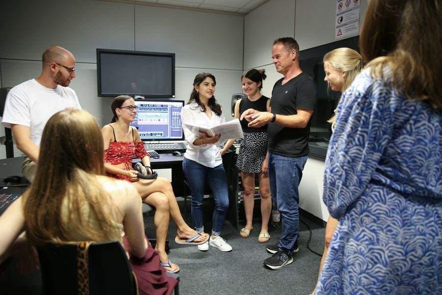 Das Podcast-Team im Studio von links nach rechts: Anna Doblinger, Tim Hekimoglu, Lucia Haas, Angie Acosta Ruiz, Dora Weubel, Prof. Dr. Hohlfeld, Anna Heinrich und Hannah Ostruznjak. Bild: Uli Schwarz/Universität Passau