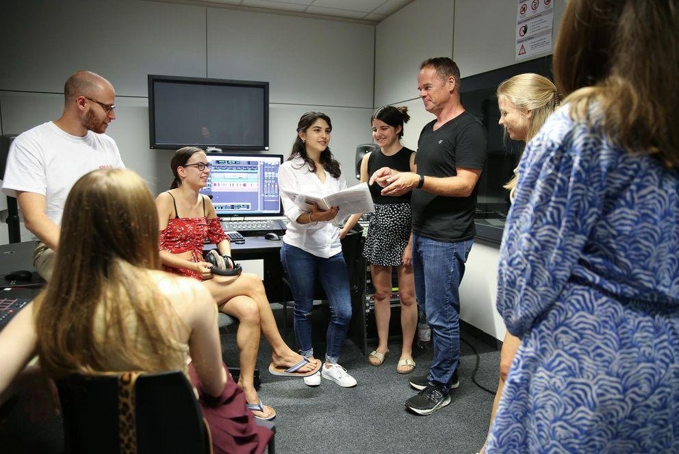 Das Podcast-Team im Studio von links nach rechts: Anna Doblinger, Tim Hekimoglu, Lucia Haas, Angie Acosta Ruiz, Dora Weubel, Prof. Dr. Hohlfeld, Anna Heinrich und Hannah Ostruznjak. Bild: Uli Schwarz/Universität Passau