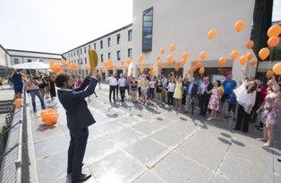 Professor Harry Haupt, Vizepräsident für Forschung und Nachwuchsförderung, gibt das Zeichen für den Ballonstart.