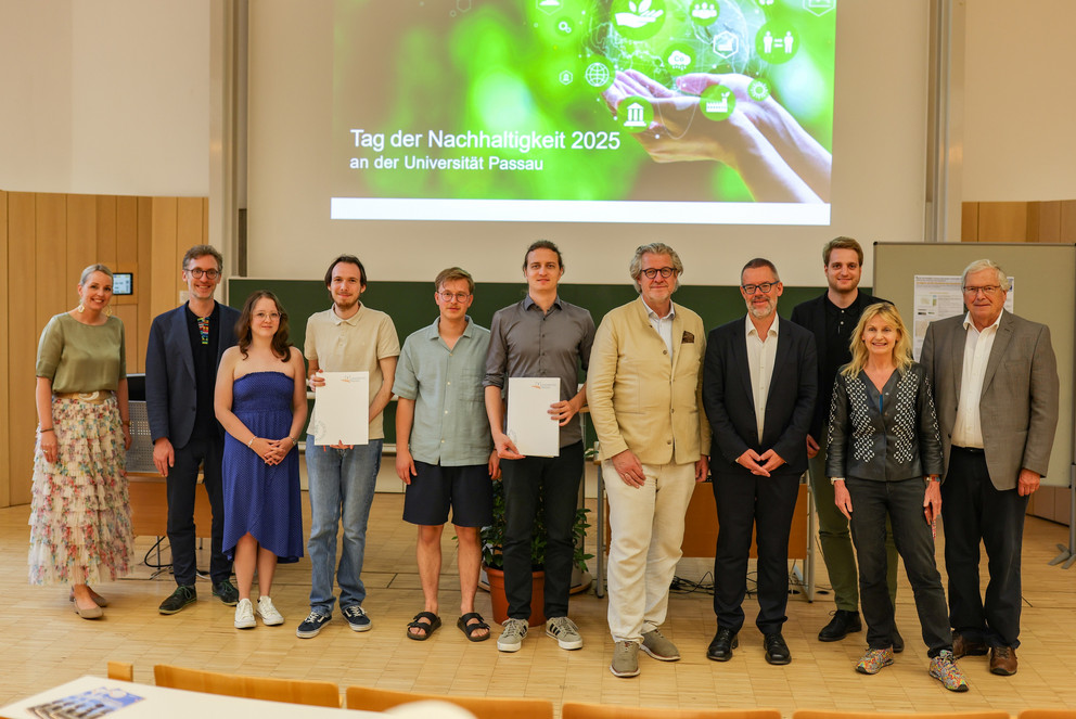 Gruppenfoto mit den Preisträgerinnen und Preisträgern: (v.l.) Michaela Würdinger-Gaidas, Prof. Dr. Andreas Eberth (beide Universität Passau), Preisträgerinnen und Preisträger, Festredner Dr. Philipp Blom, Vizepräsident Prof. Dr. Werner Gamerith, Stephan Brandler (Leiter Sparda-Bank Filiale Passau), Dr. Maria Reinisch (Geschäftsführerin VDW) und Prof. Dr. Hubert Weiger (Ehrenpräsident des BUND Naturschutz); Foto: Universität Passau