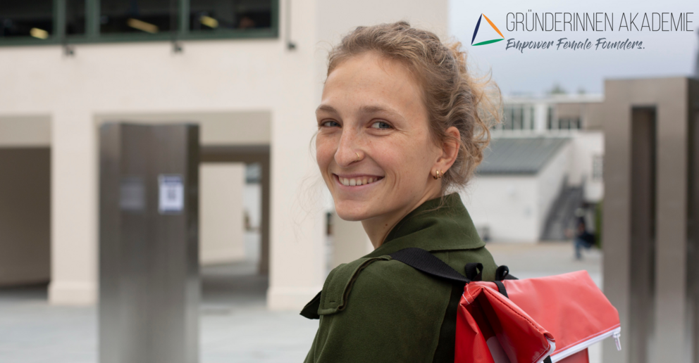 Innmybag_Gründerinnen_Akademie Studentin vor Uni-Gebäude, Flyer Gründerinnen Akademie