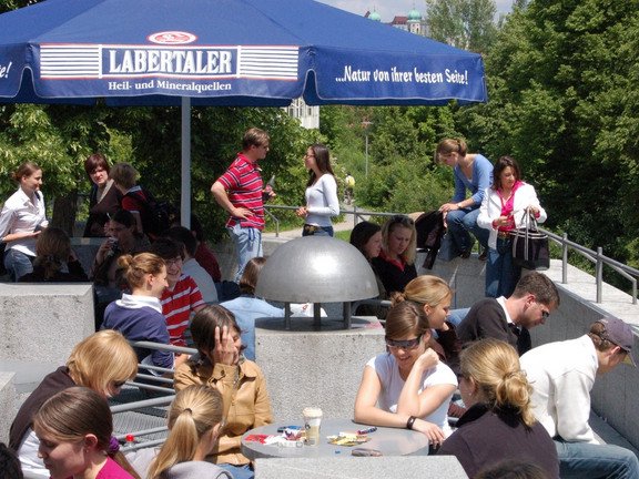 Studierende auf der Terasse vor der Cafeteria