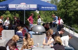 Studierende auf der Terasse vor der Cafeteria