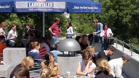 Studierende auf der Terasse vor der Cafeteria