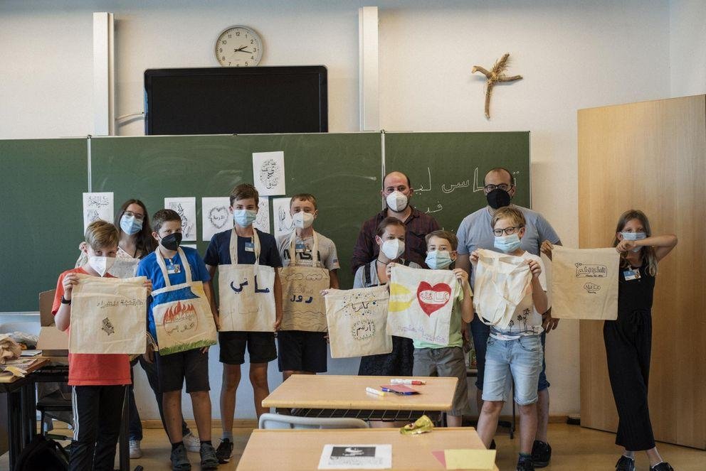 Die am Workshop teilnehmenden Kindern mit den Studierenden