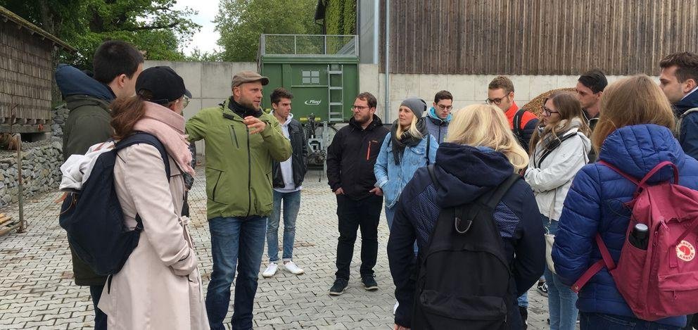 Studierende erhalten eine Hofführung