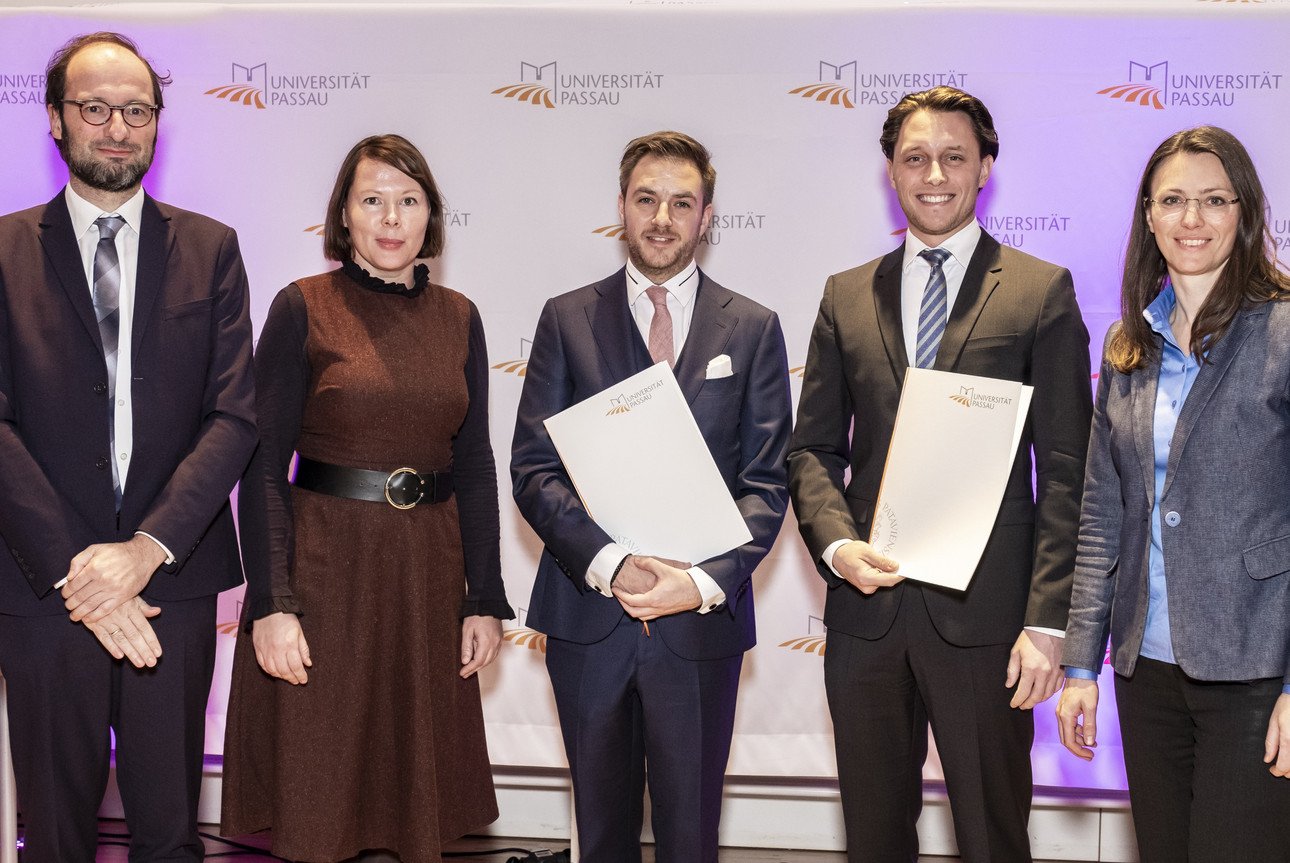 Preistr&auml;ger Sebastian Kasper (zweiter von rechts) und Thomas &Ouml;ller (mitte) mit Prof. Dr. Harald Kosch (links) und Vertreterinnen des AlumniClubs