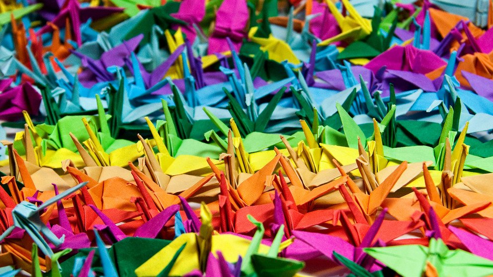 Foto unz&auml;hlige bunte Origami-Kraniche