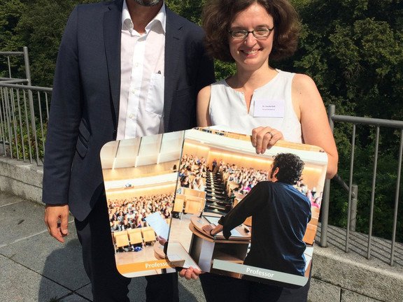 Bild und Original: Professor Harry Haupt war Teil des Berufe-Memorys des Referats für Gleichstellung. Mit im Bild: Leiterin Dr. Claudia Krell