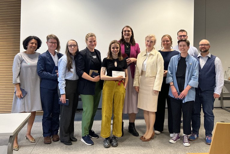 Teilnehmende mit Vizepräsidentin Prof. Dr. Christina Hansen: (v.l.n.r.) Dr. Vanessa Vollmann, Bettina Pflugbeil, Nina Riedler, Nina Kunze, Julia Wiesmayr, Sarah Beyvers, Prof. Dr. Christina Hansen, Daniela Polzer, Skander Fiala (vorne), August Krocker, Dr. Jonathan Rose; Foto: Universität Passau