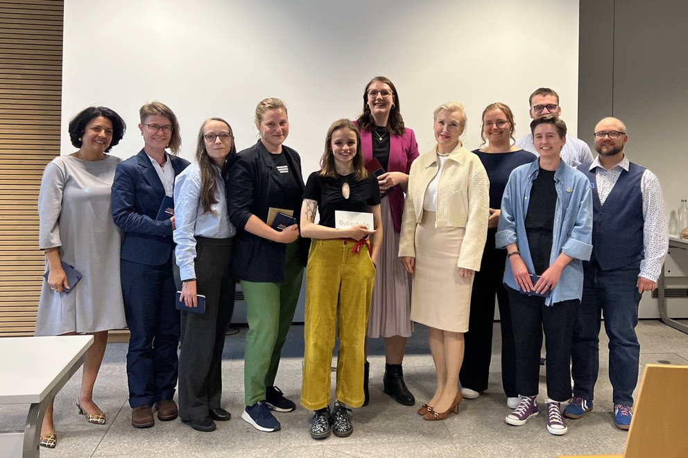 Teilnehmende mit Vizepräsidentin Prof. Dr. Christina Hansen: (v.l.n.r.) Dr. Vanessa Vollmann, Bettina Pflugbeil, Nina Riedler, Nina Kunze, Julia Wiesmayr, Sarah Beyvers, Prof. Dr. Christina Hansen, Daniela Polzer, Skander Fiala (vorne), August Krocker, Dr. Jonathan Rose; Foto: Universität Passau