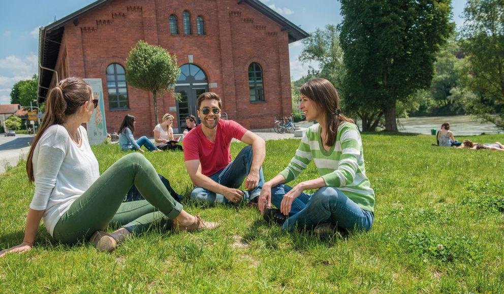 Studierende auf Wiese beim Studieninfotag Studierende auf Wiese beim Studieninfotag