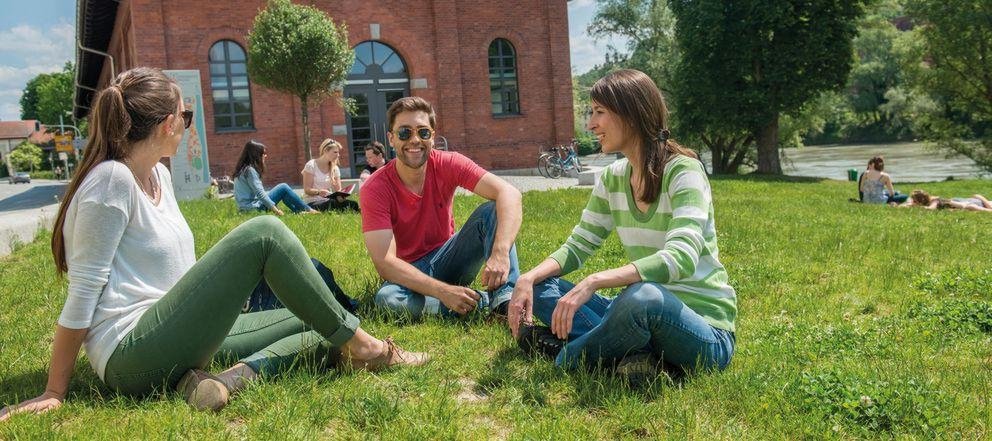 Studierende auf Wiese beim Studieninfotag Studierende auf Wiese beim Studieninfotag