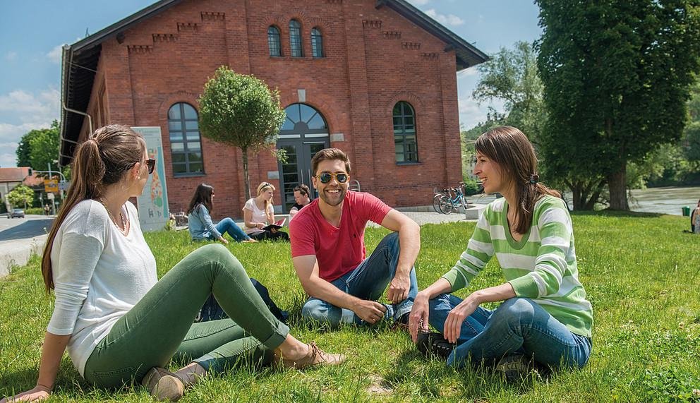 Studierende auf der Wiese am Studieninfotag Studierende auf der Wiese am Studieninfotag