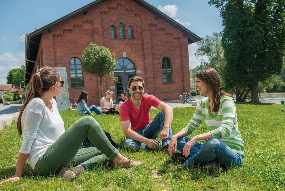 Studierende auf der Wiese am Studieninfotag Studierende auf der Wiese am Studieninfotag