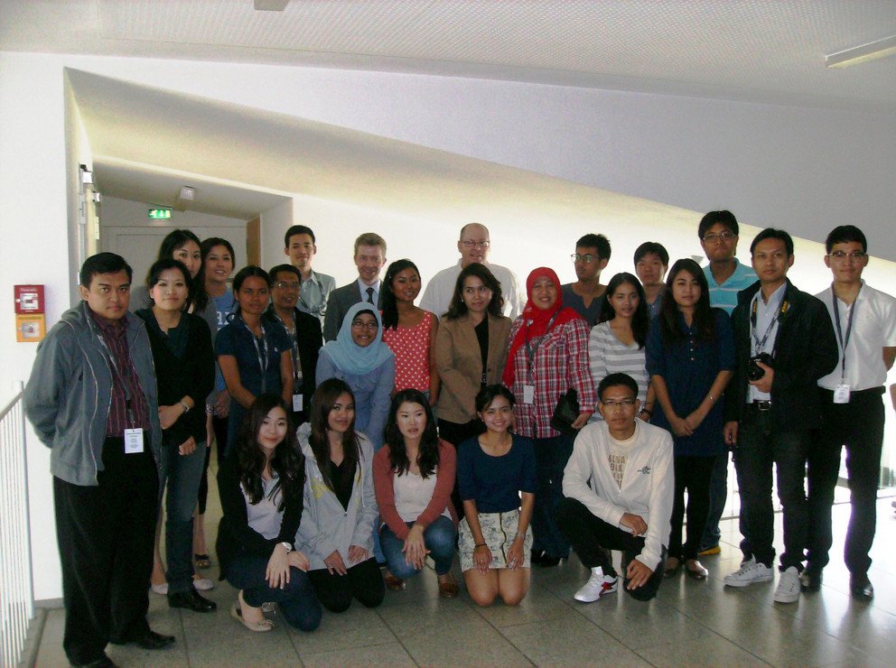 Die thail&auml;ndischen Studierenden nach einem Vortrag &uuml;ber Polizeirecht mit Prof. Dr. Fabian Wittreck (Universit&auml;t M&uuml;nster, letzte Reihe, 4. v. l.) und Prof. Dr. Robert Esser (rechts daneben).