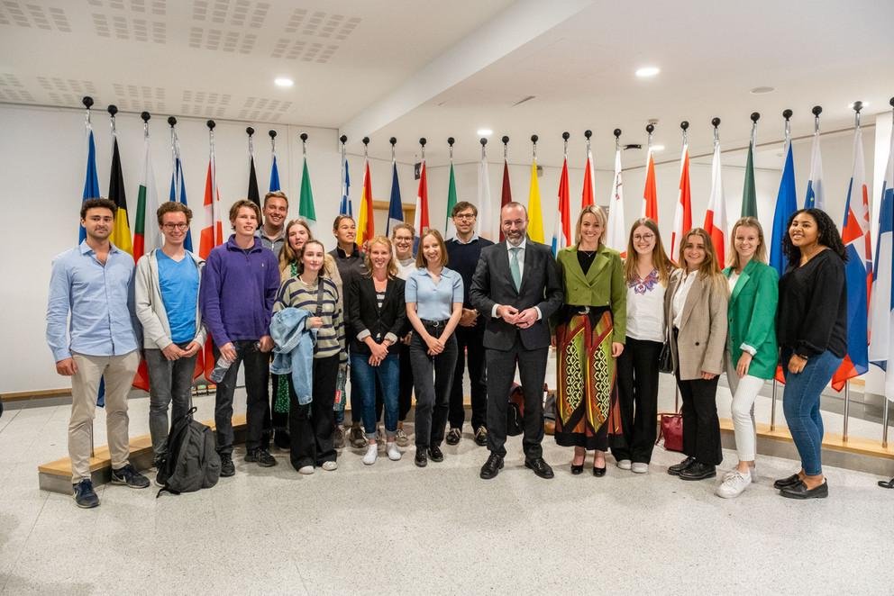 EVP-Fraktionsvorsitzender Manfred Weber (Mitte) mit den Wissenschaftlichen Mitarbeitern des Jean-Monnet-Lehrstuhls für Europäische Politik Florence Reiter (5. von rechts) und Julian Plottka (7. von rechts); Foto: Büro Manfred Weber 