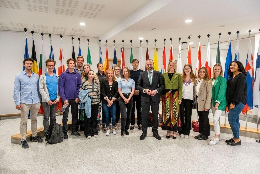 EVP-Fraktionsvorsitzender Manfred Weber (Mitte) mit den Wissenschaftlichen Mitarbeitern des Jean-Monnet-Lehrstuhls für Europäische Politik Florence Reiter (5. von rechts) und Julian Plottka (7. von rechts); Foto: Büro Manfred Weber 