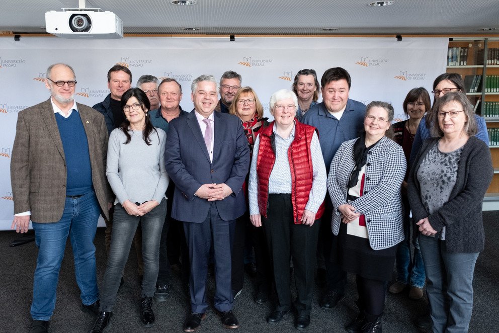 Kanzler Dr. Achim Dilling (Mitte) dankte den Dienstjubilarinnen und &ndash;jubilaren f&uuml;r ihren jahrzehntelangen Einsatz.