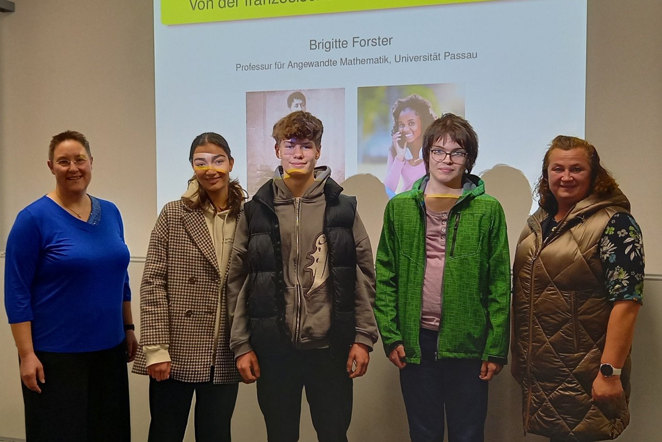 Gruppenfoto: von links nach rechts Prof. Forster-Heinlein, drei Sch&uuml;ler/Sch&uuml;lerinnen des ASG, Mathematiklehrerin am ASG Passau; Copyright Adalbert-Stifter-Gymnasium Passau