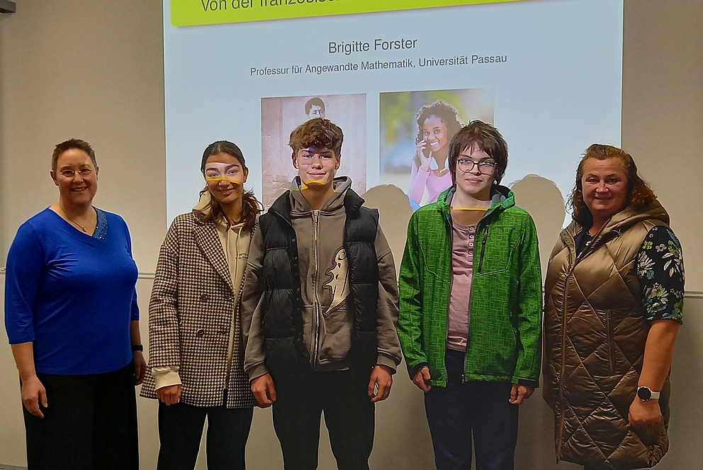 Gruppenfoto: von links nach rechts Prof. Forster-Heinlein, drei Schüler/Schülerinnen des ASG, Mathematiklehrerin am ASG Passau; Copyright Adalbert-Stifter-Gymnasium Passau