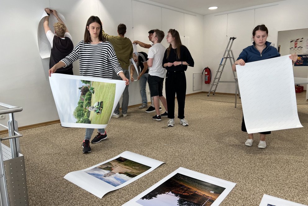 Studierende beim Aufhängen der Bilder