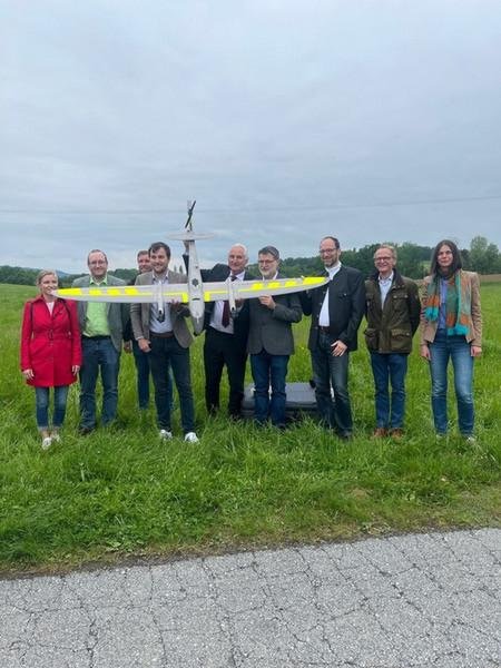 v.l. Nadine Huke (Bundesministerium für Digitales und Verkehr), Stefan Kunze (TH Deggendorf), Pierre Ulfig (Quantum Systems), Bundestagsabgeordneter Johannes Schätzl, Präsident Prof. Dr. Ulrich Bartosch, Prof. Dr. Tomas Sauer, Vizepräsident Prof. Dr. Harald Kosch (alle Universität Passau), Dr. Clemens Engelschalk (MVZ Labor Passau) und Prof. Dr. Alena Otto (Universität Passau); Foto: Universität Passau