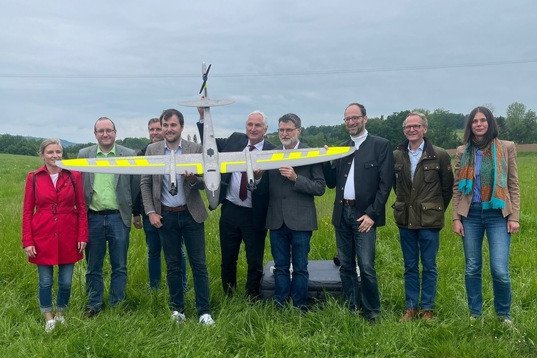 v.l. Nadine Huke (Bundesministerium für Digitales und Verkehr), Stefan Kunze (TH Deggendorf), Pierre Ulfig (Quantum Systems), Bundestagsabgeordneter Johannes Schätzl, Präsident Prof. Dr. Ulrich Bartosch, Prof. Dr. Tomas Sauer, Vizepräsident Prof. Dr. Harald Kosch (alle Universität Passau), Dr. Clemens Engelschalk (MVZ Labor Passau) und Prof. Dr. Alena Otto (Universität Passau); Foto: Universität Passau
