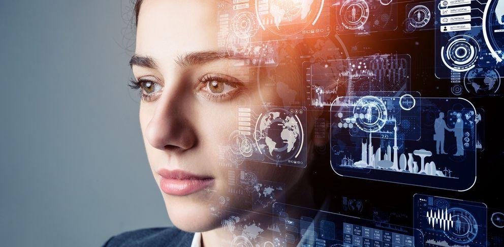 Studentin beschäftigt sich mit dem Thema künstliche Intelligenz Studentin beschäftigt sich mit dem Thema künstliche Intelligenz