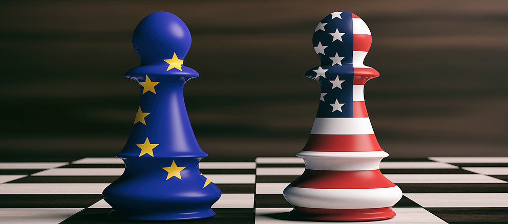 Schachfiguren im Look der Europa- und USA-Flagge