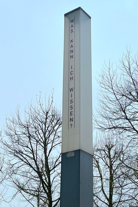 Lichtsäule mit einer der berühmten Kant-Fragen im Zentrum von Passau; Foto: Jacobi