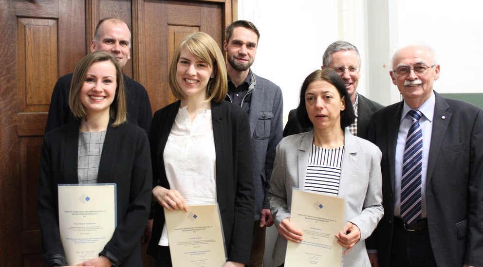 Anna Chiara Knoblauch (v.R., v.l.n.r.), Frauke Grams, Andrea Weber, Prof. Dr. J&ouml;rg Trempler, J&eacute;r&ocirc;me Zahn, Prof. Dr. R&uuml;diger Harnisch, Dr. Helmut B&ouml;hm. Foto: Universit&auml;t Passau